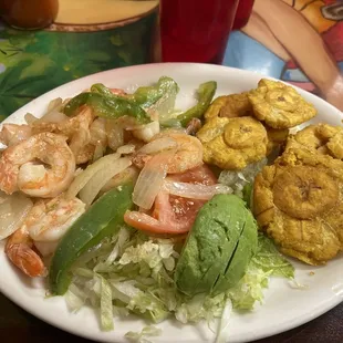 Garlic shrimp with salad and tostones