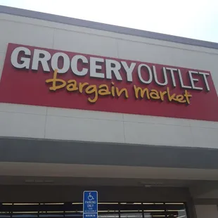 the front of a grocery outlet