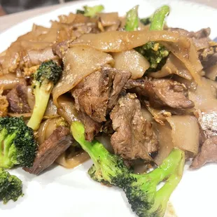23. Pad See Ew beef