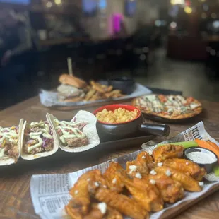 food, chicken wings and fried chicken