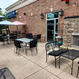 Side patio eating space