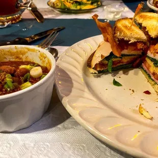 Chili &amp; Club Sandwich