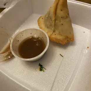 Vegetable samosa with chutney