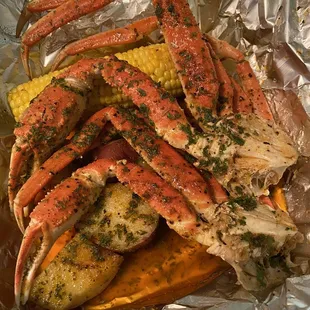 1lb Snow Crab, potato&apos;s and corn on the cob.