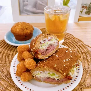 Droolin&apos; Sandwich Tater Tots
