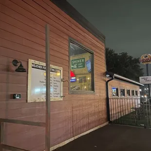 the outside of a restaurant