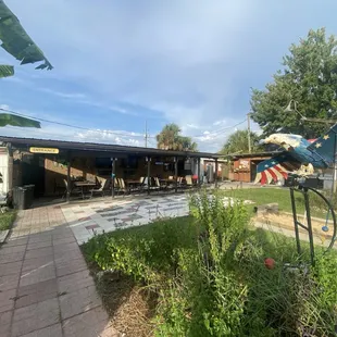 Outside bar/ horseshoe area