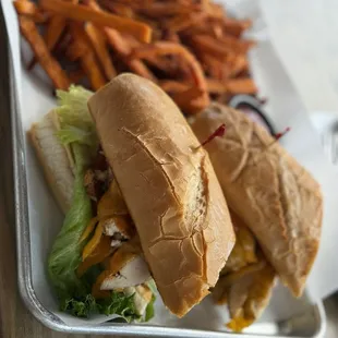 Chicken Breast Sándwich with sweet potato fries