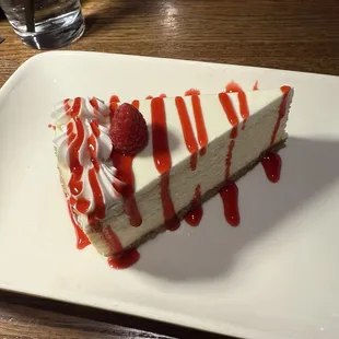 Cheesecake with raspberry sauce