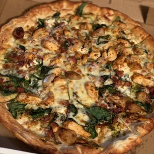 Chef 's Special Chicken Pesto Pizza