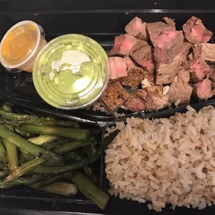 Steak with brown rice and asparagus