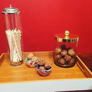 Protein balls filled with oats, banana, cocoa powder, whey protein and peanut butter. 16 g of protein in every ball.