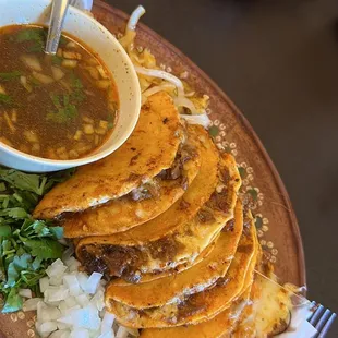 Tacos de birria de res y consomé