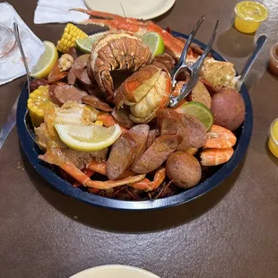 El Jefe add two lobsters!