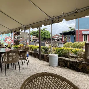 Spacey place to sit and eat