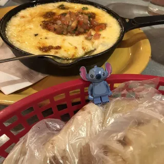 Queso Fundido con Chorizo
