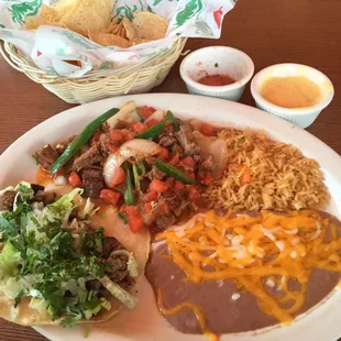 This is the combination plate with guiso and a Mexican taco.