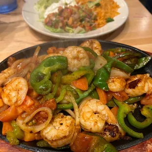 a plate of shrimp and peppers