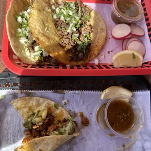 Los tacos estaban muy ricos , las tortillas son echas a mano y el servicio excelente, se los recomiendo 100%