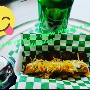 Flauta de carne con jalapeño y queso bañada con Guasakaca