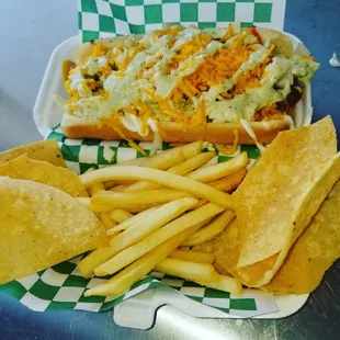 Mira este Hot Dog es delicioso con todos los ingredientes fusión de sabores Venezolanos, Norteamericanos y Texanos