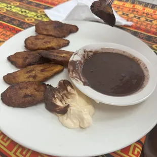 Plátanos fritos with beans and cream.