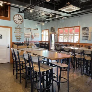 Empty restaurant, late lunch time ~3pm