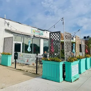 the outside of the restaurant