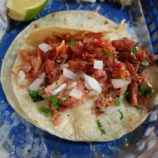 Los mejores tacos de carnitas , están delicioso y la salsa verde no se diga , se los recomiendo si handan por acá por Katy la Fry y I-10
