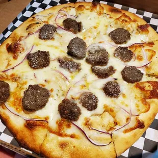 Chef's Fave: garlic/herb olive oil Sauce, mozzarella, meatball, onion