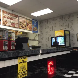 Small ordering area - cozy. Two dining room tables 6 chairs