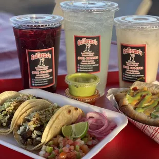 Deliciosos hotdogs y tacos con sus aguas frescás