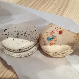 Fruity Pebbles Macaron