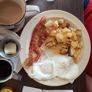 a plate of breakfast food