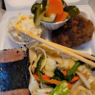 Lunch fr @Gulick Delicatessen 11/29/2021. My yummy Deli Lunch plate. Thank u Hubby David 4 picking up our Lunches before we head out.