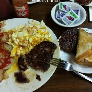 a plate of breakfast food