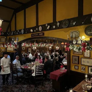 GULLIVER&apos;S Restaurant, Irvine, CA!  All Decked Out for the Happy Holidays!  It&apos;s the Most Wonderful Time of the Year!  (12/13/2024 Visit)