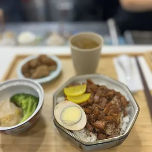 滷肉飯 Lu Rou Fan Bento (braised pork on rice)