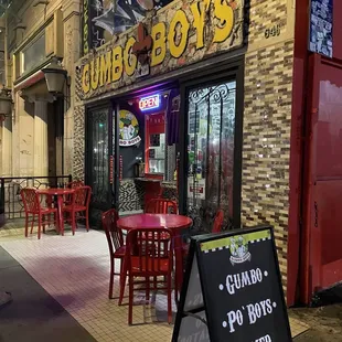 the outside of a restaurant