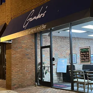 the outside of a restaurant