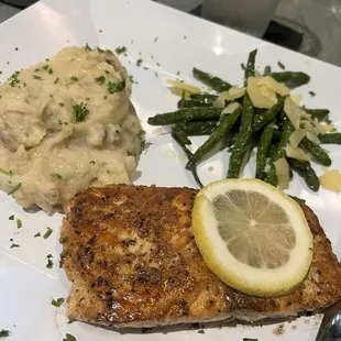 Salmon with mashed potatoes and green beans
