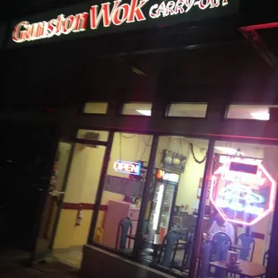 the outside of a restaurant