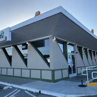 the outside of the restaurant