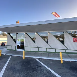 the outside of the restaurant