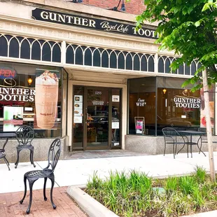 the outside of a restaurant