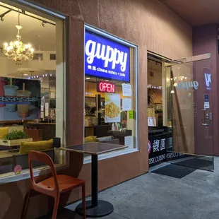 the outside of a restaurant