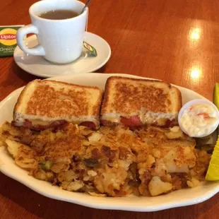 Grilled cheese with tomato &amp; home fries! Green tea