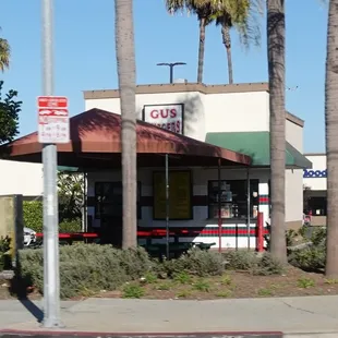 the outside of a restaurant