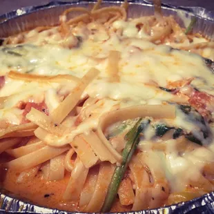 Chicken Florentine: Chicken breast, tomatoes, spinach, in a garlic pink cream sauce over fettuccini. Pretty good &amp; nice portion.