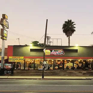 the outside of a fast food restaurant